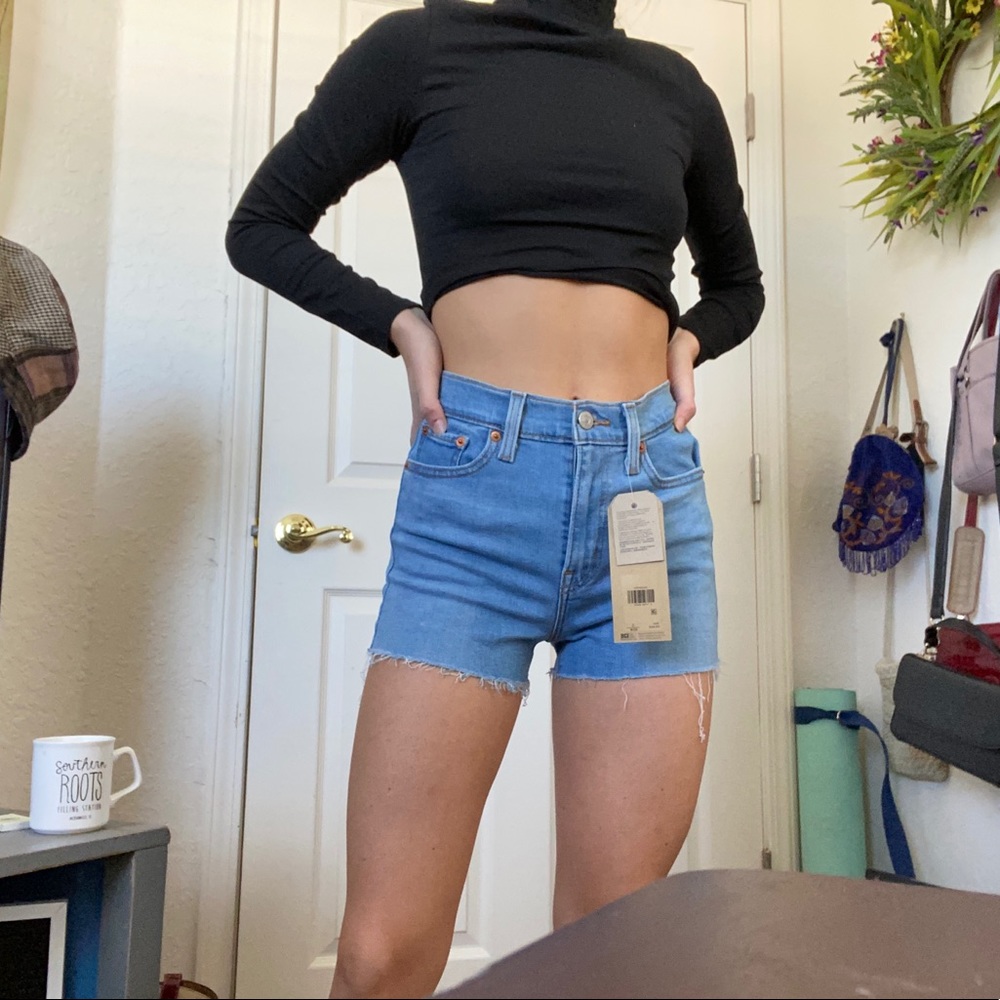BRAND NEW LEVI SHORTS